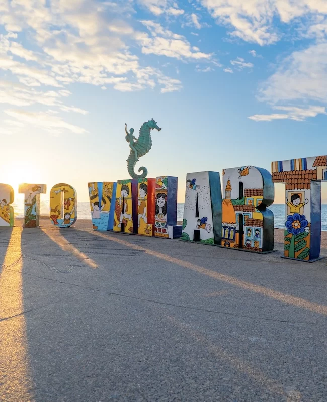 Puerto Vallarta celebra su aniversario- historia, turismo y hospitalidad en el corazón del Pacífico mexicano.webp