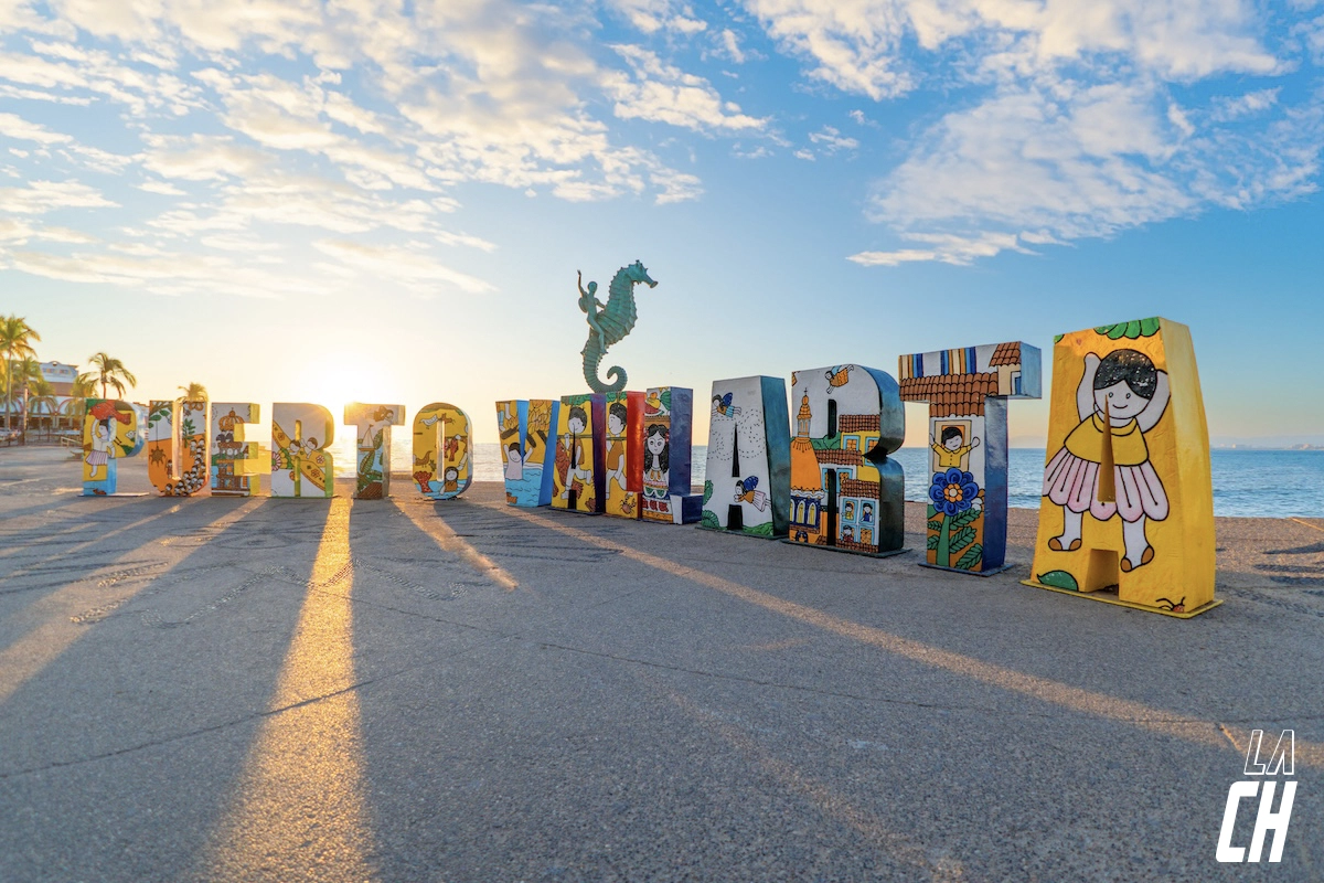 Puerto Vallarta celebra su aniversario- historia, turismo y hospitalidad en el corazón del Pacífico mexicano.webp