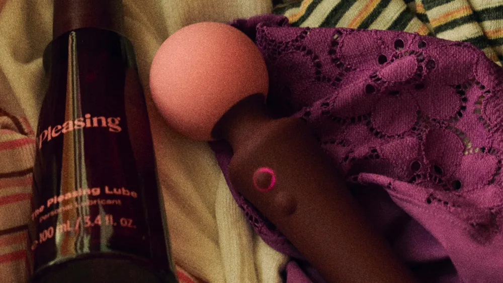 Harry Styles lanza vibrador y lubricante con Pleasing: placer con estilo, sin culpas y al más puro estilo del pop británico