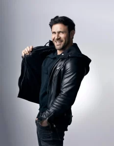 Carlos Ferro: el galán enigmático que enciende las redes con su vida fitness y pasión por las motos