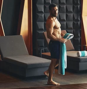 Carlos Ferro: el galán enigmático que enciende las redes con su vida fitness y pasión por las motos