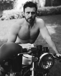 Carlos Ferro: el galán enigmático que enciende las redes con su vida fitness y pasión por las motos