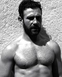 Carlos Ferro: el galán enigmático que enciende las redes con su vida fitness y pasión por las motos