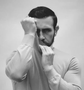 Carlos Ferro: el galán enigmático que enciende las redes con su vida fitness y pasión por las motos