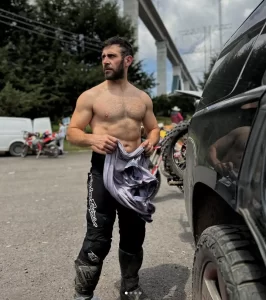 Carlos Ferro: el galán enigmático que enciende las redes con su vida fitness y pasión por las motos