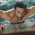 Carlos Ferro: el galán enigmático que enciende las redes con su vida fitness y pasión por las motos