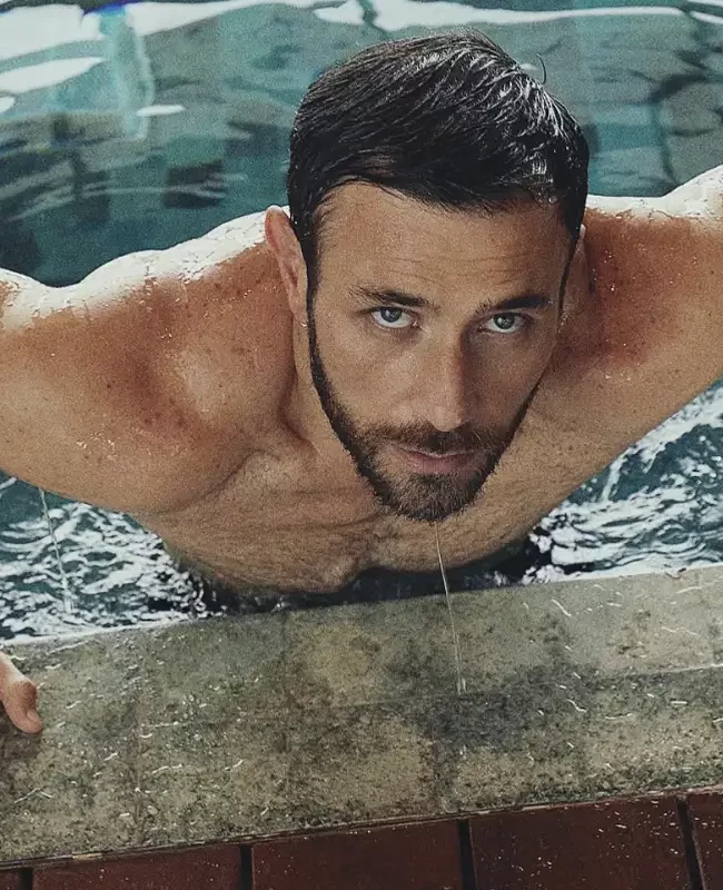 Carlos Ferro: el galán enigmático que enciende las redes con su vida fitness y pasión por las motos