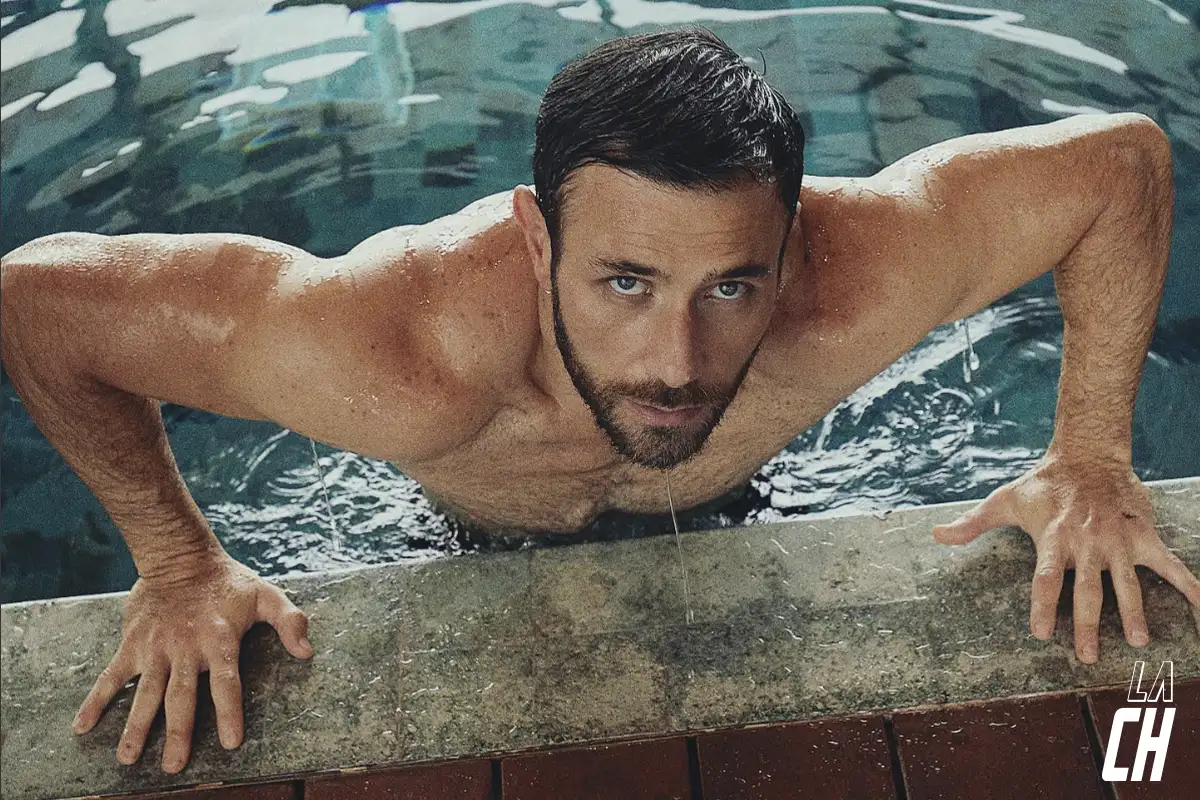 Carlos Ferro: el galán enigmático que enciende las redes con su vida fitness y pasión por las motos