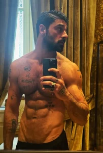 Michele Morrone- el galán italiano que conquista al mundo con su sensualidad y talento