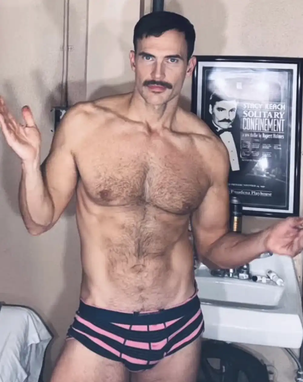 Cheyenne Jackson- sensualidad y estilo que encienden a los 50