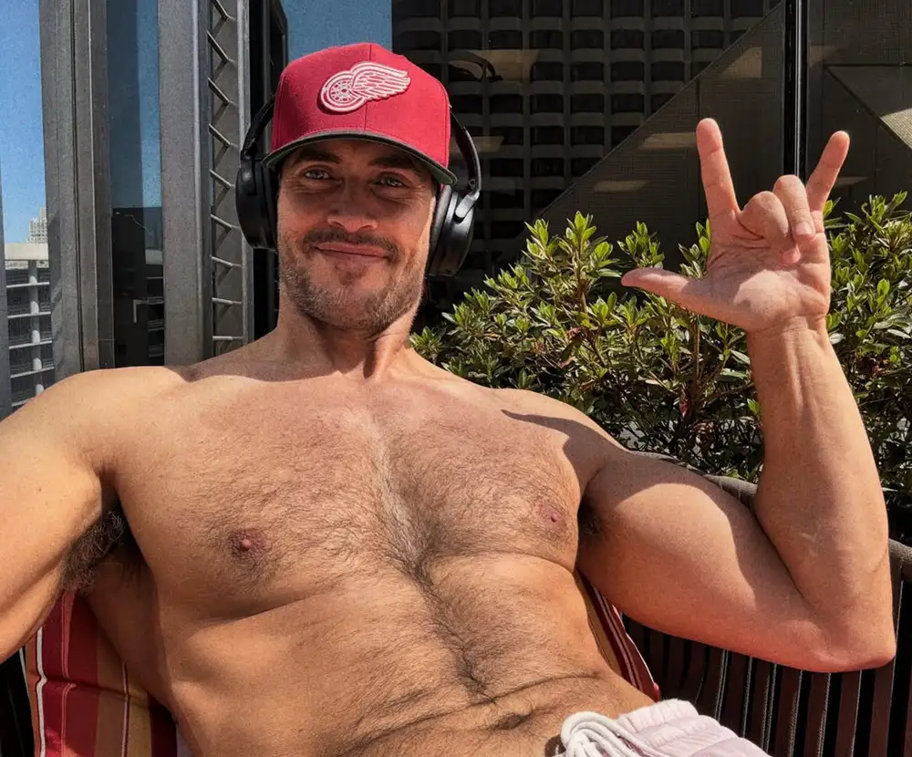 Cheyenne Jackson- sensualidad y estilo que encienden a los 50