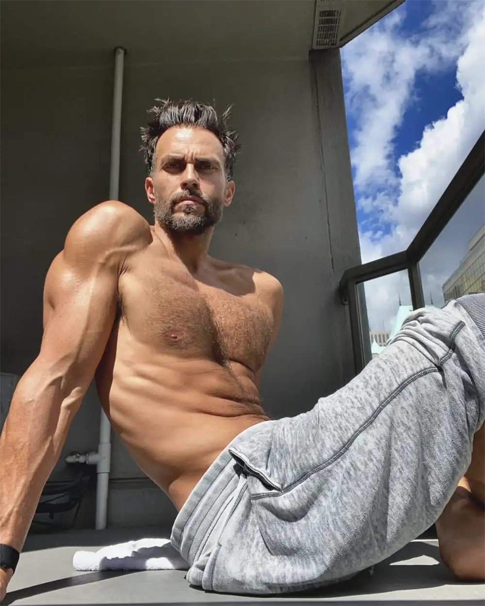 Cheyenne Jackson- sensualidad y estilo que encienden a los 50