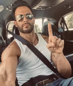 Cheyenne Jackson- sensualidad y estilo que encienden a los 50